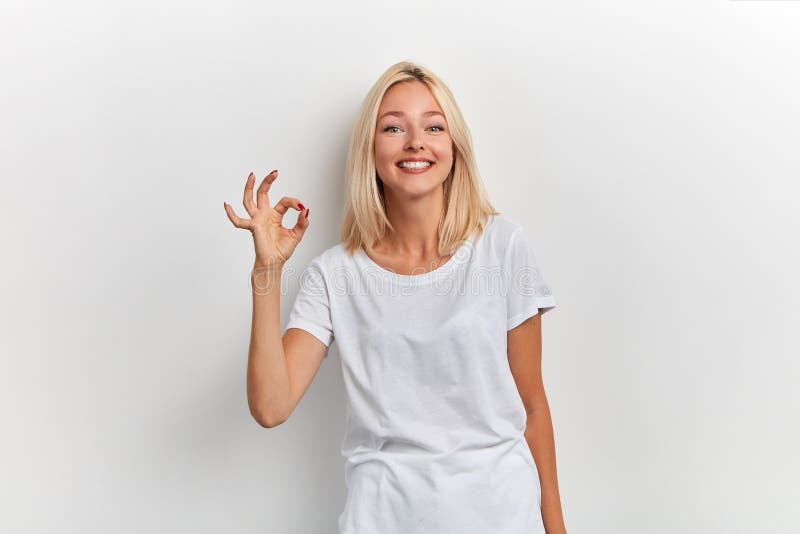 Retrato de una mujer sonriente muy positiva mostrando un signo correcto fotos de archivo Retrato de una mujer sonriente muy positiva mostrando un signo correcto fotos de archivo