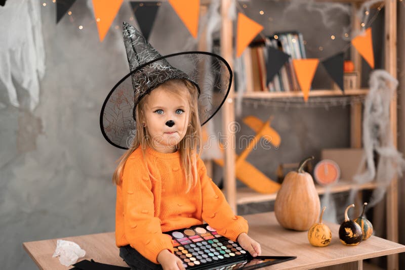 Retrato De Una Niña Con Disfraz De Halloween Sentada En La Mesa Con Una Paleta De Ojos Para Maquillaje En Una Bruja Foto de archivo - Imagen de cabrito, acontecimiento: 231212278 Retrato De Una Niña Con Disfraz De Halloween Sentada En La Mesa Con Una Paleta De Ojos Para Maquillaje En Una Bruja Foto de archivo - Imagen de cabrito, acontecimiento: 231212278