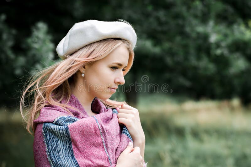 Retrato De Una Niña En Boina Perfil de archivo - Imagen de fashionable, fresco: 166227502