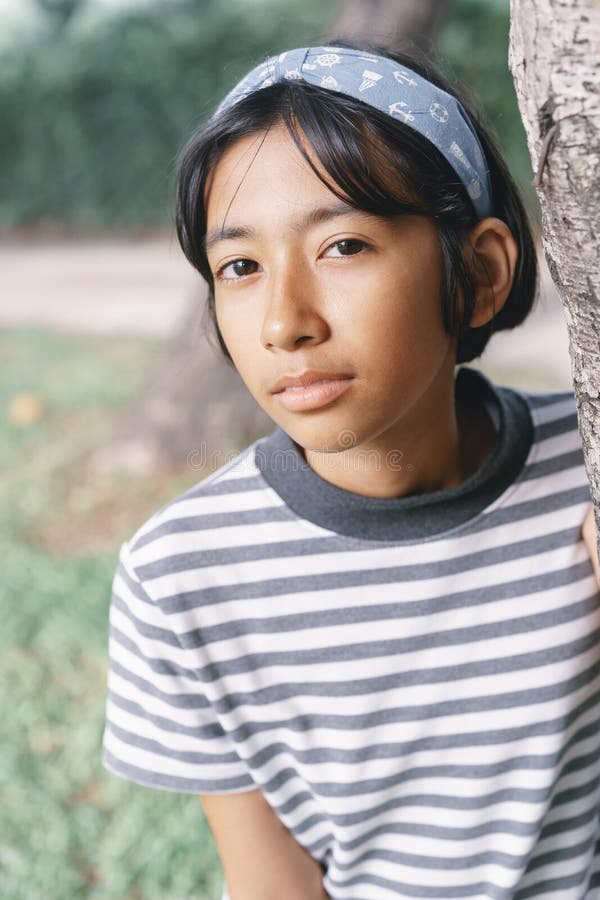 Retrato de una niña asiática posada en el parque imágenes de archivo libres de regalías Retrato de una niña asiática posada en el parque imágenes de archivo libres de regalías