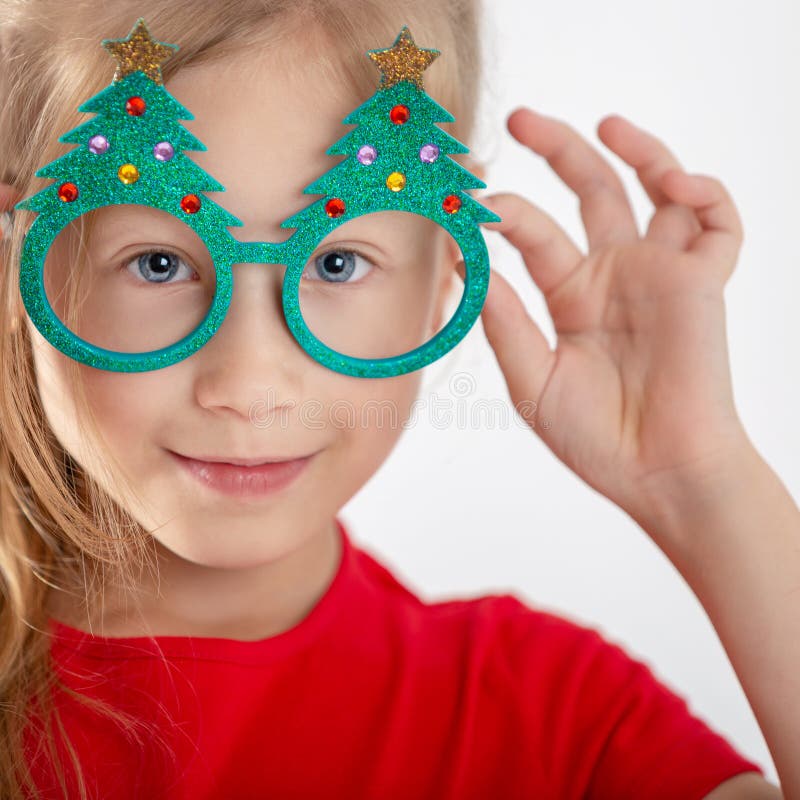 Retrato de una niña hermosa con los vidrios Accesorio de la Navidad Ascendente cercano de la cara fotos de archivo Retrato de una niña hermosa con los vidrios Accesorio de la Navidad Ascendente cercano de la cara fotos de archivo