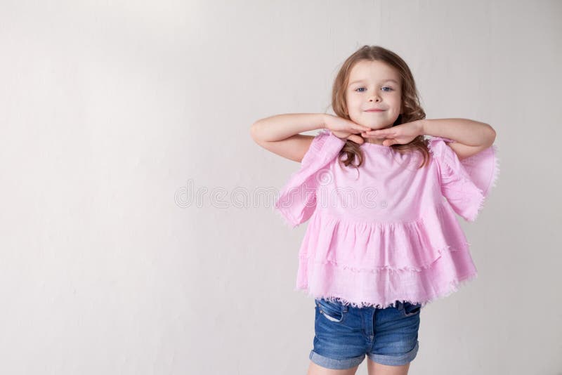 Retrato de una niña hermosa en un vestido rosado cinco años fotografía de archivo libre de regalías Retrato de una niña hermosa en un vestido rosado cinco años fotografía de archivo libre de regalías
