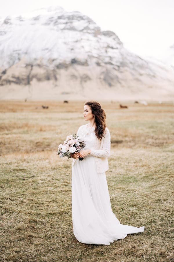 Retrato De Una Novia Con Un Vestido De Novia Blanco Con Un Ramo De Novias En Las Manos. En Un Campo De Césped Amarillo Seco Foto de archivo - Imagen de caballos, Retrato De Una Novia Con Un Vestido De Novia Blanco Con Un Ramo De Novias En Las Manos. En Un Campo De Césped Amarillo Seco Foto de archivo - Imagen de caballos,