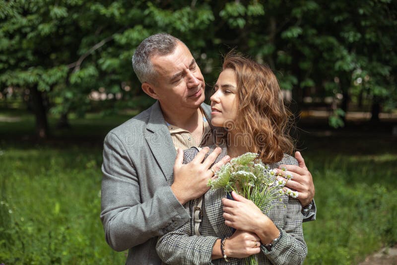 Retrato De Una Pareja Amorosa Abrazándose Suavemente En Un Parque Verde En Un Entorno Natural Soleado. Hombre Adulto Y Mujer Joven Imagen de archivo - Imagen de mayor, verde: 253395555 Retrato De Una Pareja Amorosa Abrazándose Suavemente En Un Parque Verde En Un Entorno Natural Soleado. Hombre Adulto Y Mujer Joven Imagen de archivo - Imagen de mayor, verde: 253395555