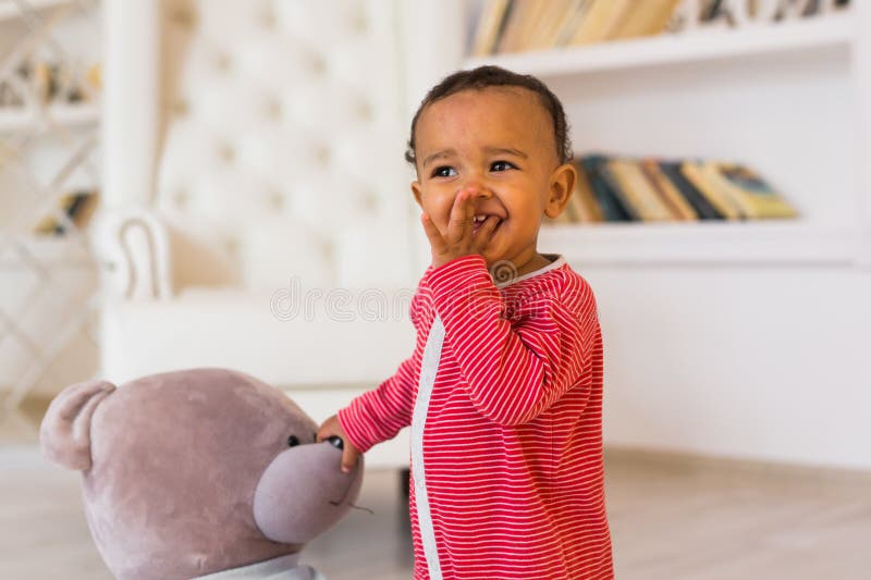 Retrato de una pequeña sonrisa afroamericana linda del muchacho fotos de archivo libres de regalías Retrato de una pequeña sonrisa afroamericana linda del muchacho fotos de archivo libres de regalías