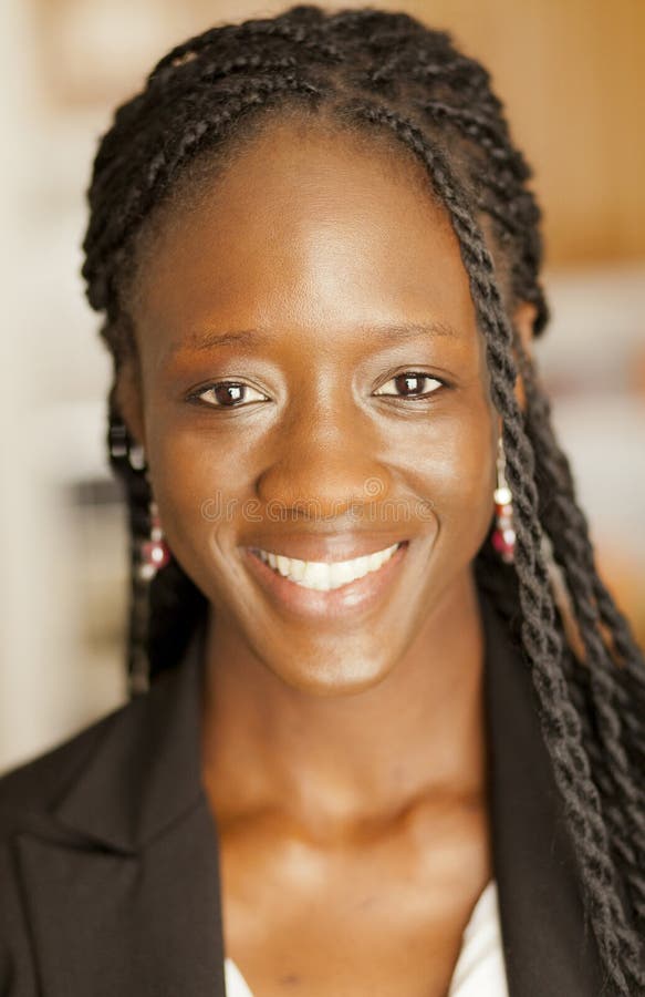 Retrato de una sonrisa africana de la mujer imagen de archivo libre de regalías Retrato de una sonrisa africana de la mujer imagen de archivo libre de regalías