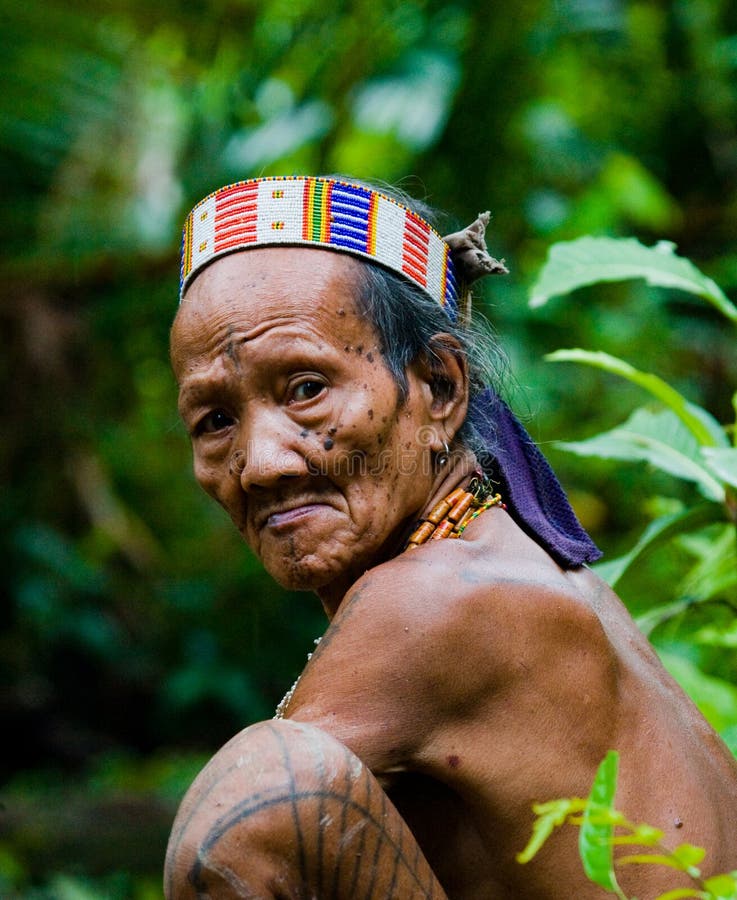 La Tribu  De Mentawai  Del Hombre Est  Entrando En La Selva 