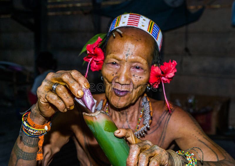 Danza Ritual De La Danza De La Tribu  De Mentawai  De Los 