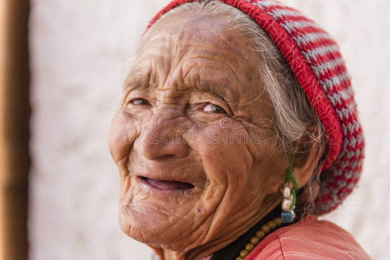 Retrato de una vieja mujer tibetana imagen de archivo libre de regalías Retrato de una vieja mujer tibetana imagen de archivo libre de regalías