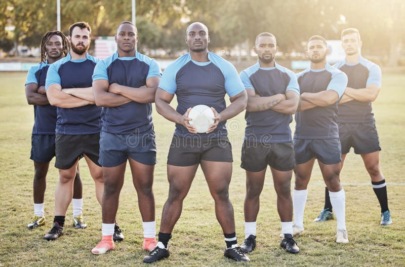 Retrato De Vários Jovens Jogadores De Rugby Segurando Uma Bola De Rúgbi  Enquanto Se Posicionavam Com Os Braços Cruzados Fora Do Ca Foto de Stock -  Imagem de jogador, rubi: 251796016