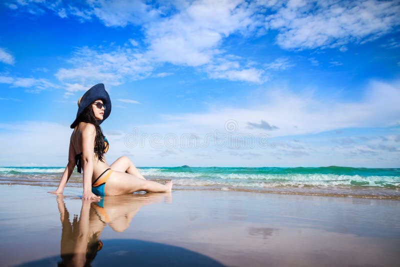 Meninas bonitas na praia - Fotos de arquivo #20512811