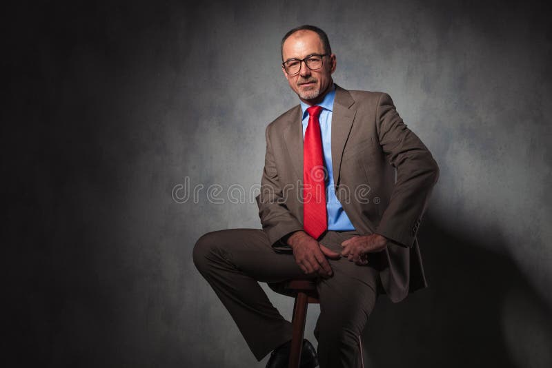 Retrato de vidros vestindo do alto diretivo elegante fotografia de stock Retrato de vidros vestindo do alto diretivo elegante fotografia de stock