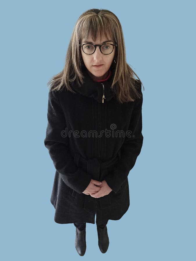 Retrato de ángulo alto. Retrato de gran angular de una mujer con abrigo de invierno.