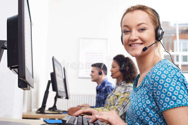 Retrato del agente femenino In Call Centre de los servicios de atención al cliente fotografía de archivo Retrato del agente femenino In Call Centre de los servicios de atención al cliente fotografía de archivo