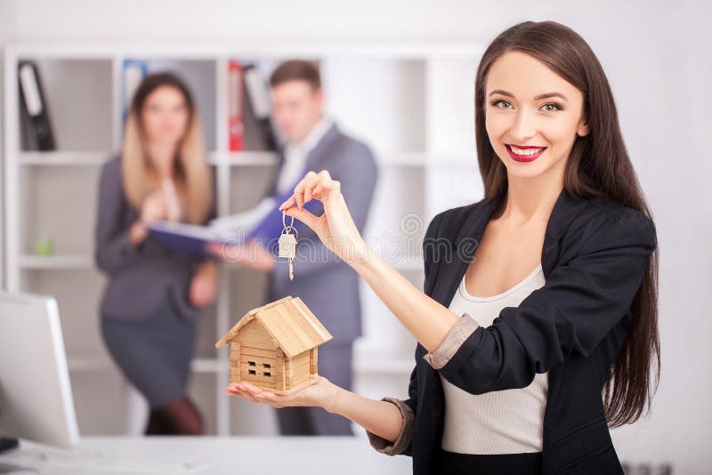 Retrato del agente inmobiliario con la familia que consigue el nuevo hogar Negocios imagen de archivo Retrato del agente inmobiliario con la familia que consigue el nuevo hogar Negocios imagen de archivo