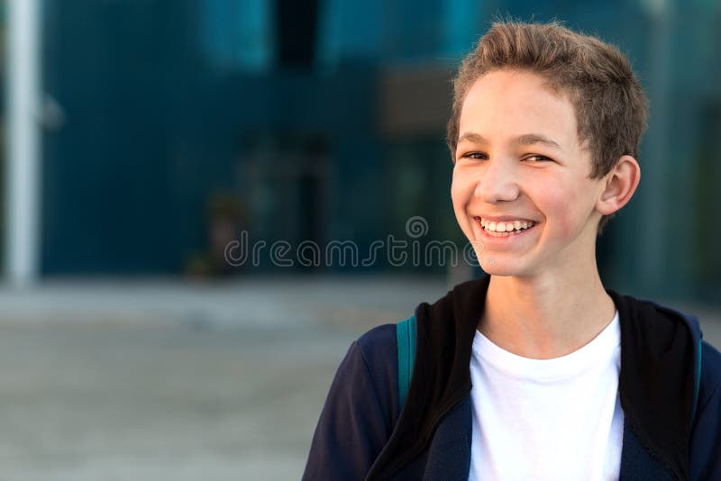Retrato del aire libre sonriente del adolescente, primer Copie el espacio fotos de archivo Retrato del aire libre sonriente del adolescente, primer Copie el espacio fotos de archivo