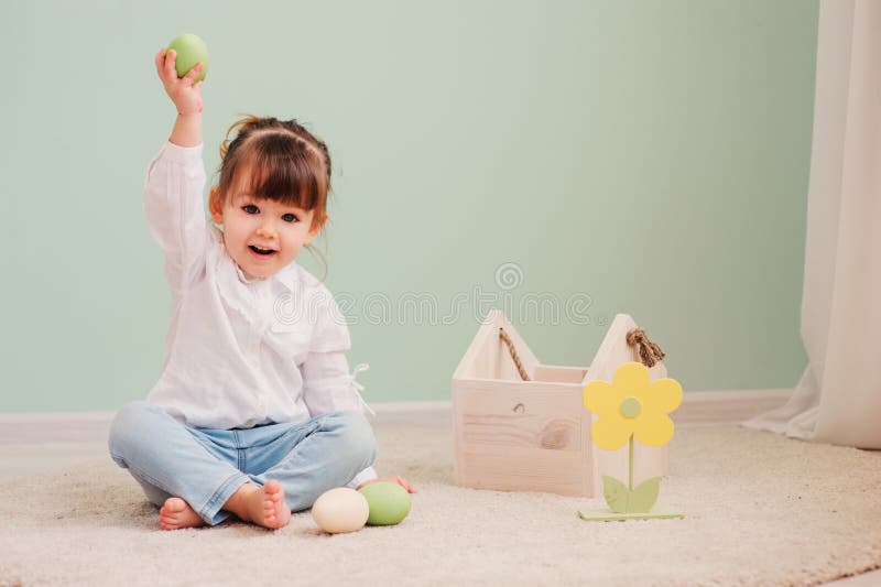 Retrato del bebé feliz lindo que juega con las decoraciones de pascua imagenes de archivo Retrato del bebé feliz lindo que juega con las decoraciones de pascua imagenes de archivo