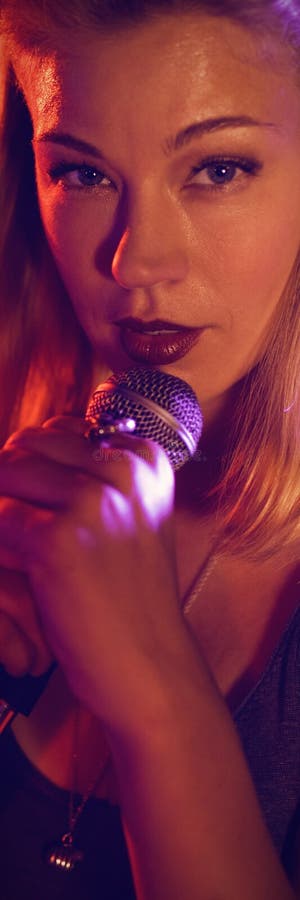 Retrato del cantante que se realiza con el batería de sexo femenino en club nocturno imagen de archivo Retrato del cantante que se realiza con el batería de sexo femenino en club nocturno imagen de archivo