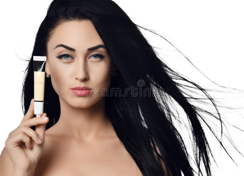 Retrato del concepto del anuncio de la morenita de la mujer con el pelo que agita en el viento que demuestra el pequeño tubo de l imágenes de archivo libres de regalías Retrato del concepto del anuncio de la morenita de la mujer con el pelo que agita en el viento que demuestra el pequeño tubo de l imágenes de archivo libres de regalías