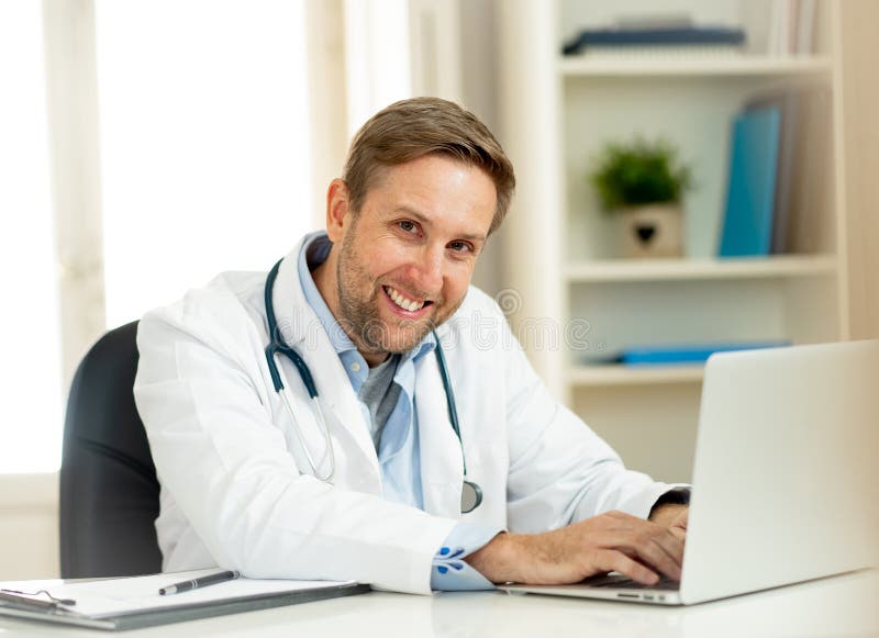 Retrato del doctor acertado del especialista que trabaja en la oficina del hospital que parece feliz y confiada foto de archivo Retrato del doctor acertado del especialista que trabaja en la oficina del hospital que parece feliz y confiada foto de archivo
