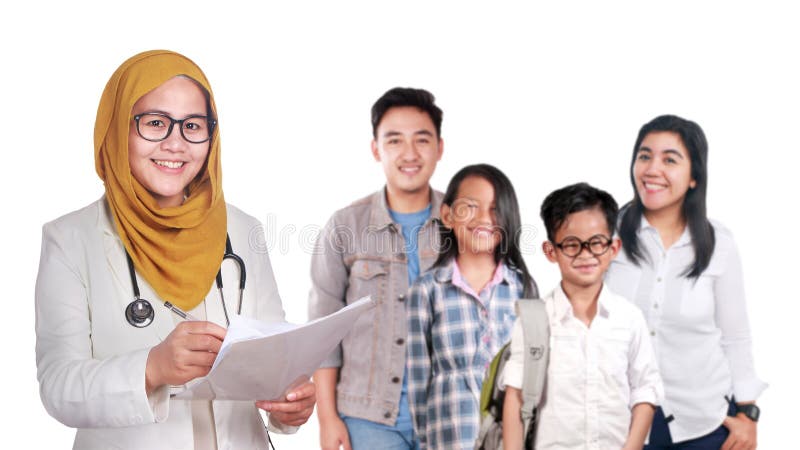 Retrato del doctor asiático de sexo femenino sonriente feliz de los musulmanes de la confianza con la familia joven, la atención fotos de archivo libres de regalías Retrato del doctor asiático de sexo femenino sonriente feliz de los musulmanes de la confianza con la familia joven, la atención fotos de archivo libres de regalías