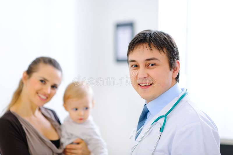 Retrato del doctor y de la madre pediátricos con el bebé foto de archivo libre de regalías Retrato del doctor y de la madre pediátricos con el bebé foto de archivo libre de regalías