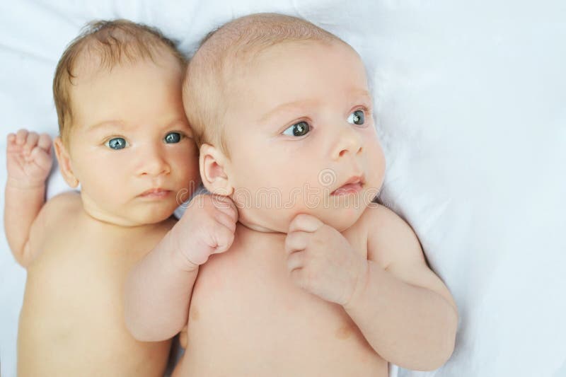 Fanático películas encima Retrato Del Dos Pequeños Bebés Imagen de archivo - Imagen de adorable,  cara: 17208805