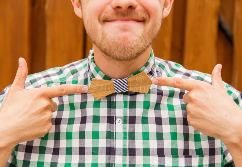 Retrato del empollón en bowtie de madera imágenes de archivo libres de regalías Retrato del empollón en bowtie de madera imágenes de archivo libres de regalías