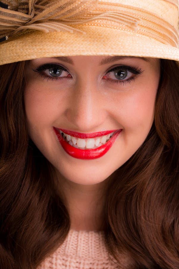 Retrato del estilo del vintage de la mujer joven hermosa que lleva un sombrero del verano imagenes de archivo Retrato del estilo del vintage de la mujer joven hermosa que lleva un sombrero del verano imagenes de archivo