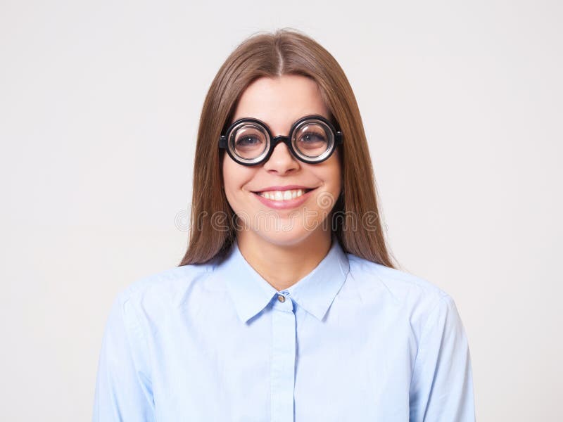 Retrato del estudio de la mujer de negocios joven divertida en vidrios del empollón fotografía de archivo Retrato del estudio de la mujer de negocios joven divertida en vidrios del empollón fotografía de archivo