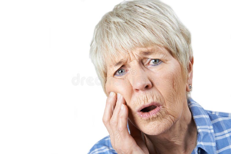 Retrato del estudio de la mujer mayor que sufre con dolor de muelas imagen de archivo libre de regalías Retrato del estudio de la mujer mayor que sufre con dolor de muelas imagen de archivo libre de regalías