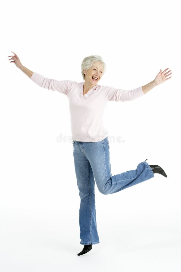 Retrato del estudio de la mujer mayor sonriente imágenes de archivo libres de regalías Retrato del estudio de la mujer mayor sonriente imágenes de archivo libres de regalías