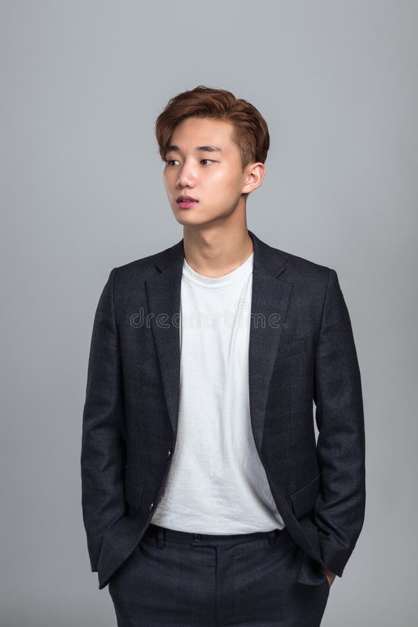 Retrato del estudio de un hombre asiático del este joven que mira para arriba imagen de archivo libre de regalías Retrato del estudio de un hombre asiático del este joven que mira para arriba imagen de archivo libre de regalías