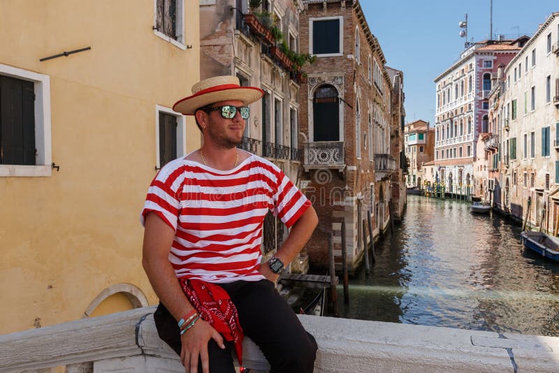 Retrato Del Gondolero Con El Sombrero Típico En Un Canal De Venecia En  Italia Imagen editorial - Imagen de europeo, rojo: 114227945