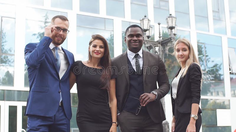 Retrato del grupo de hombres de negocios felices y diversos que se están uniendo Cámara lenta