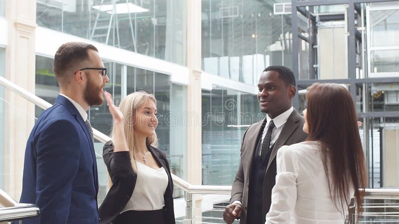 Retrato del grupo de hombres de negocios felices y diversos que se están uniendo Cámara lenta