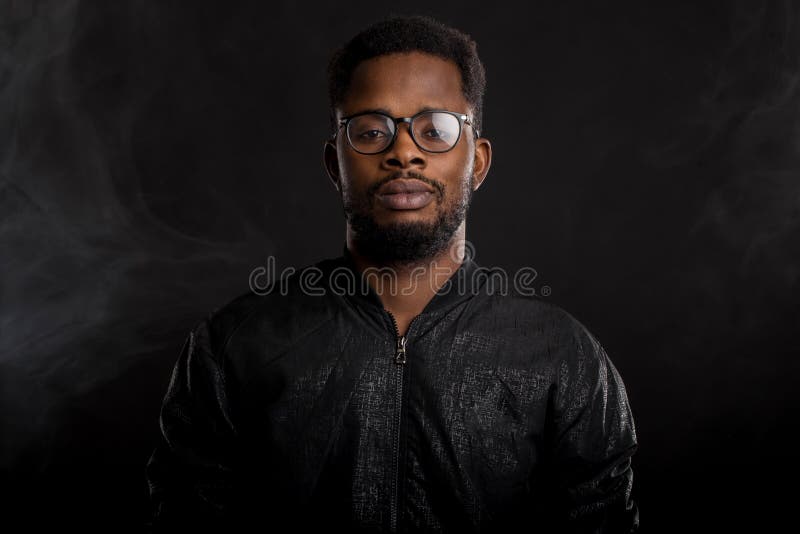 Retrato del hombre africano joven hermoso en fondo negro imagen de archivo libre de regalías Retrato del hombre africano joven hermoso en fondo negro imagen de archivo libre de regalías
