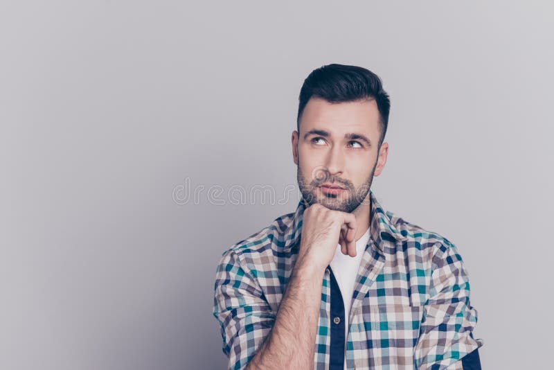 Retrato del hombre atractivo, pensativo que sostiene el brazo en la barbilla, havi imagenes de archivo Retrato del hombre atractivo, pensativo que sostiene el brazo en la barbilla, havi imagenes de archivo
