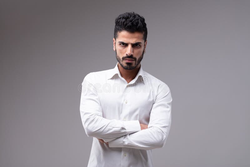 Retrato del hombre barbudo serio con los brazos cruzados imágenes de archivo libres de regalías Retrato del hombre barbudo serio con los brazos cruzados imágenes de archivo libres de regalías