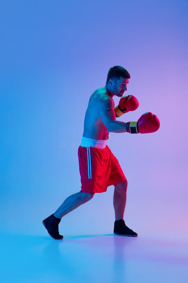 Retrato Del Caucásico Profesional Boxeador En Boxeo De Ropa Deportiva En El Fondo Del En Luz De Neón Gradiente. Con de archivo - Imagen de potencia, kickboxing: 225082301