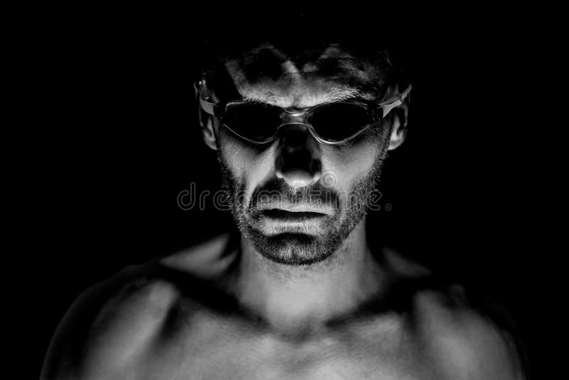 Retrato del hombre caucásico adulto sin afeitar en vidrios que nadan Él sonríe como maniaco y parece como locura o loco Negro y imagen de archivo libre de regalías