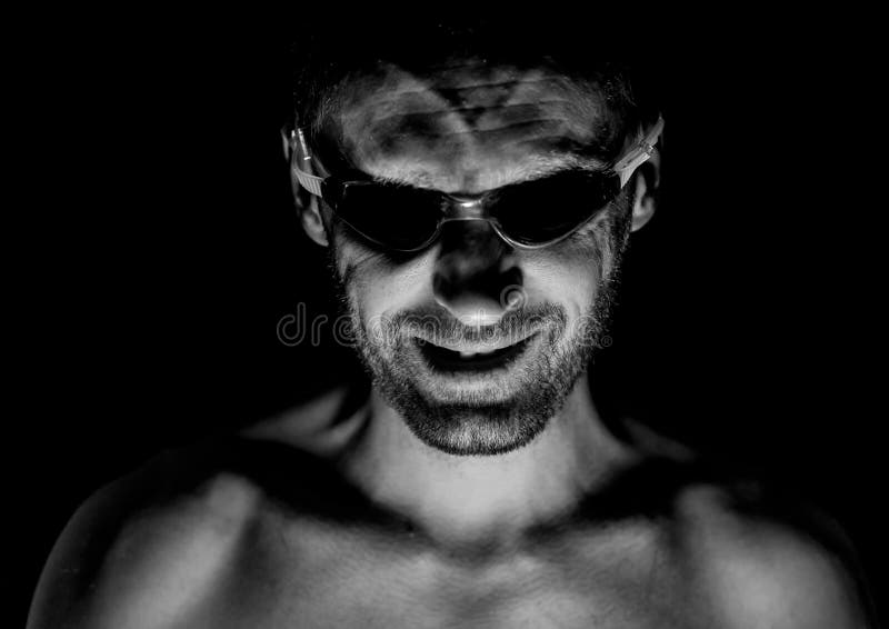 Retrato del hombre caucásico adulto sin afeitar en vidrios que nadan Él sonríe como maniaco y parece como locura o loco Negro y fotos de archivo libres de regalías