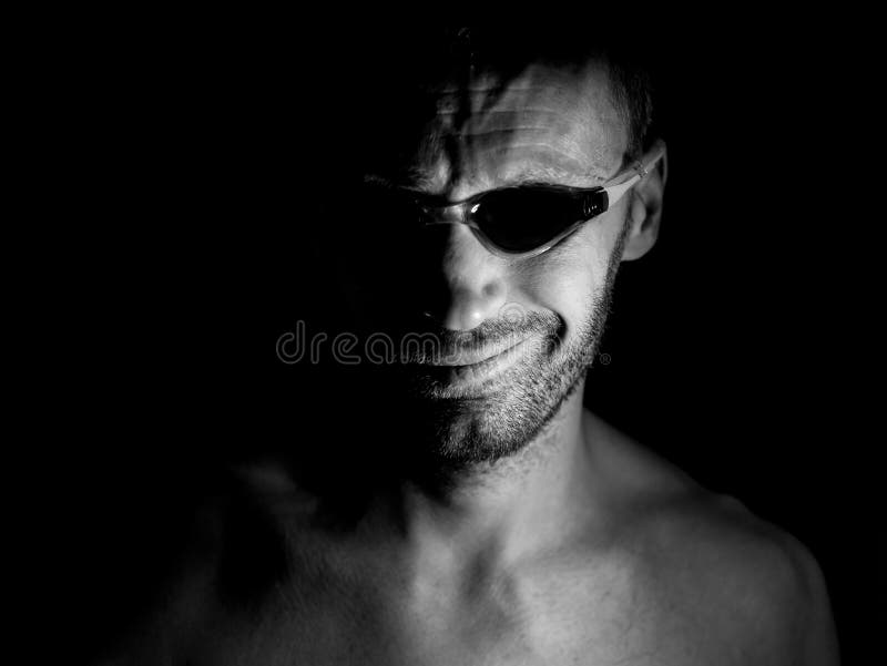 Retrato del hombre caucásico adulto sin afeitar en vidrios que nadan Él sonríe como maniaco y parece como locura Tiro blanco y ne foto de archivo