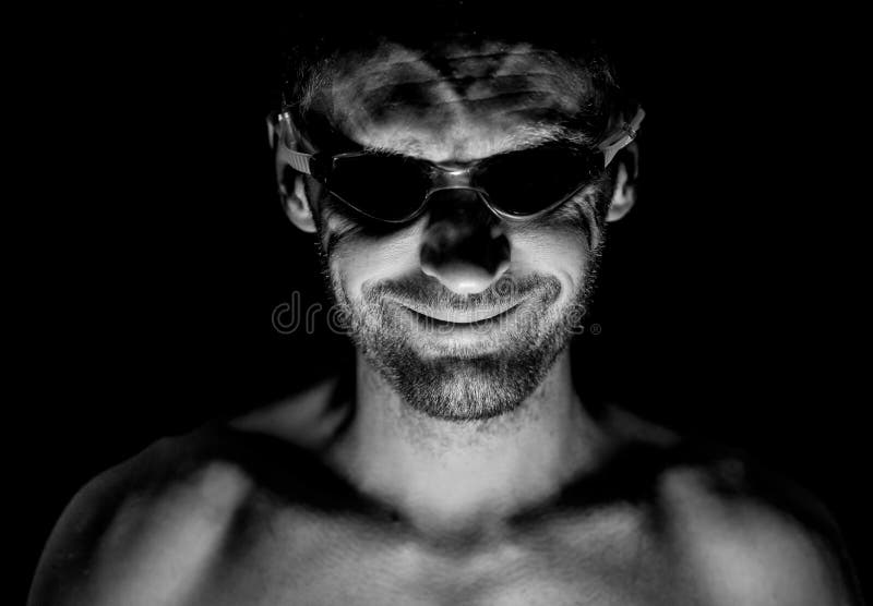 Retrato del hombre caucásico adulto sin afeitar en vidrios que nadan Él sonríe y mira derecho al vigilante Tiro blanco y negro, b fotos de archivo libres de regalías