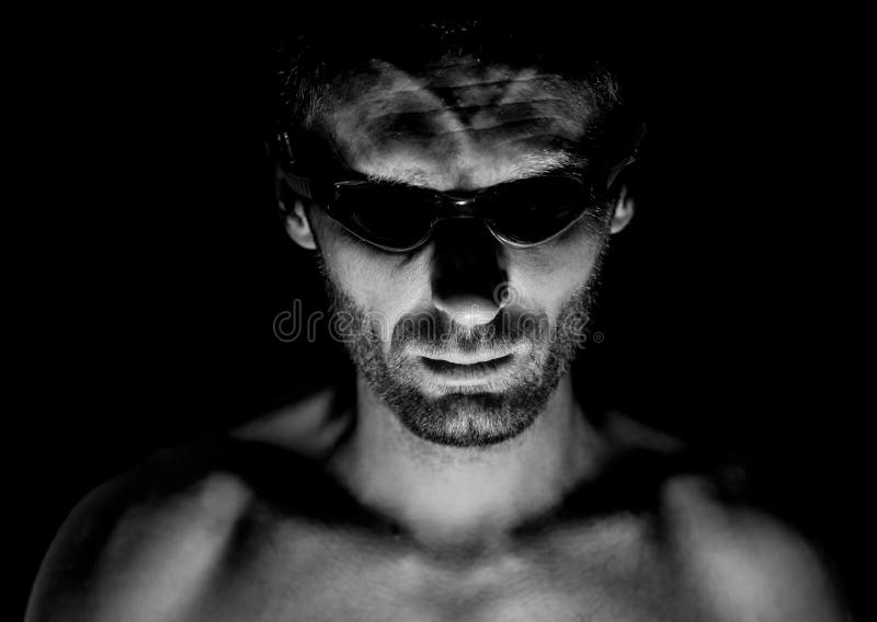 Retrato del hombre caucásico adulto sin afeitar en vidrios que nadan Él sonríe y mira derecho al vigilante Tiro blanco y negro, b imagen de archivo libre de regalías