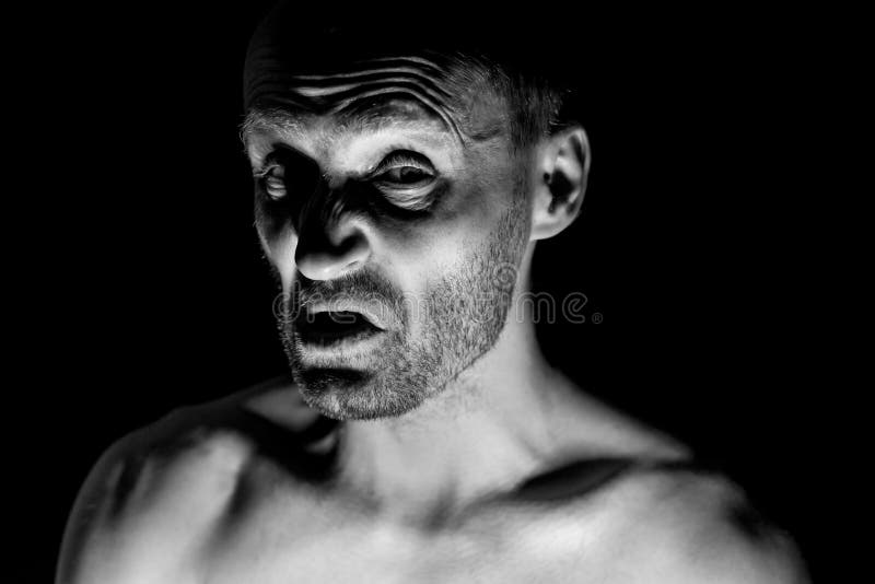 Retrato del hombre caucásico adulto sin afeitar Él sonríe como maniaco y parece como locura Tiro blanco y negro, iluminación disc fotografía de archivo libre de regalías
