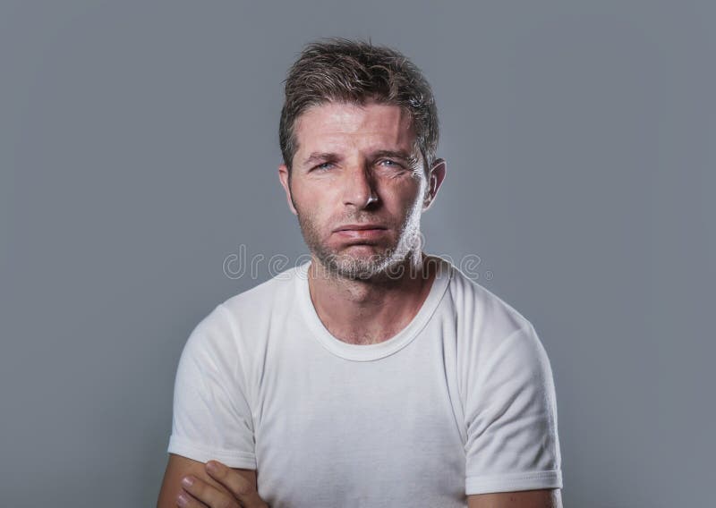 Retrato del hombre caucásico atractivo y subrayado joven en parecer agujereado y cansado blanco de la camiseta decepcionado y ago imagen de archivo Retrato del hombre caucásico atractivo y subrayado joven en parecer agujereado y cansado blanco de la camiseta decepcionado y ago imagen de archivo
