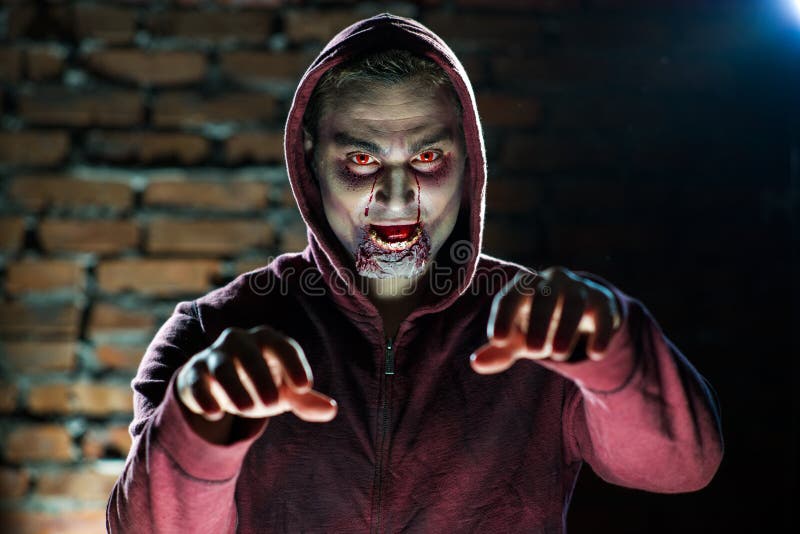 Retrato Del Hombre Con Maquillaje Del Zombi En Su Cara Imagen de archivo - Imagen de maquillaje, moderno: 42576555 Retrato Del Hombre Con Maquillaje Del Zombi En Su Cara Imagen de archivo - Imagen de maquillaje, moderno: 42576555