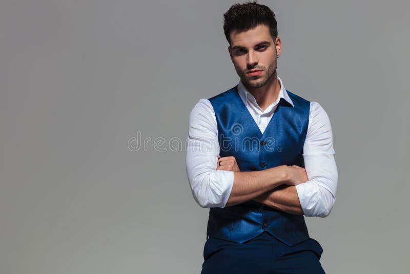 Retrato del hombre confiado y elegante que lleva un waistcoast azul imagen de archivo libre de regalías Retrato del hombre confiado y elegante que lleva un waistcoast azul imagen de archivo libre de regalías