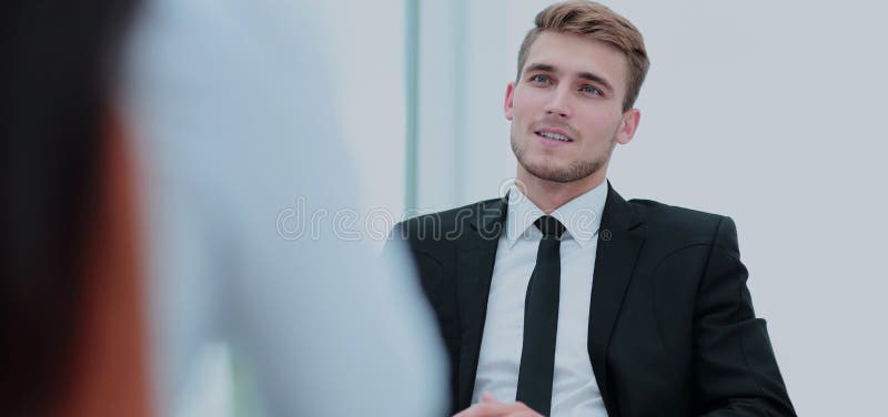 Retrato del hombre de negocios confiado que habla con su colega